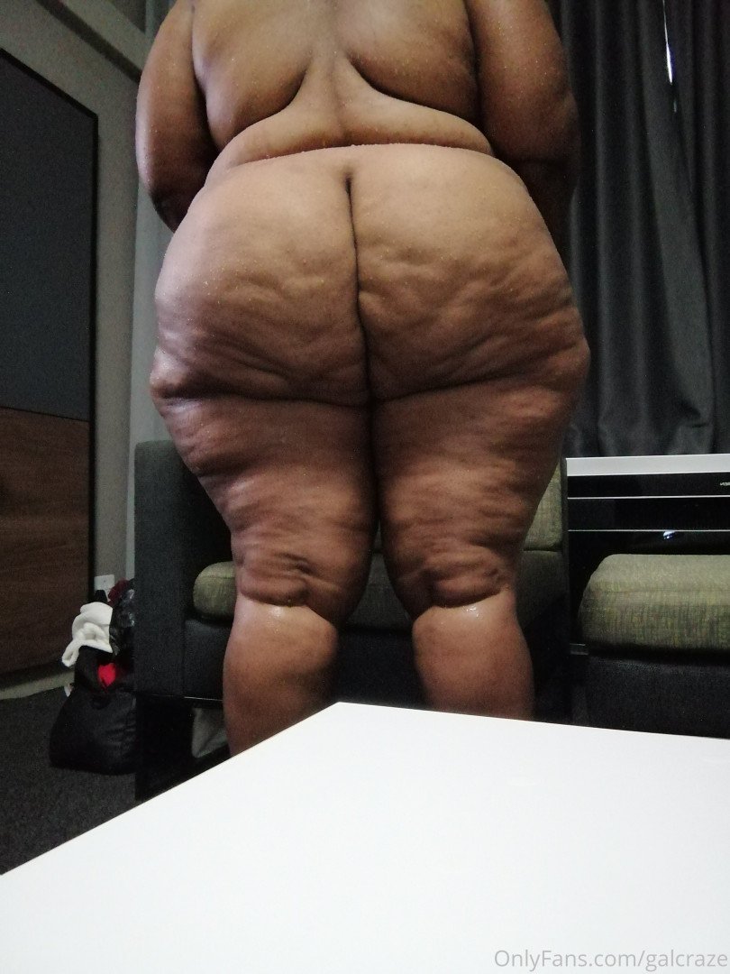 Galcraze's hypnotic eyesHer captivating stareA gaze that seduces