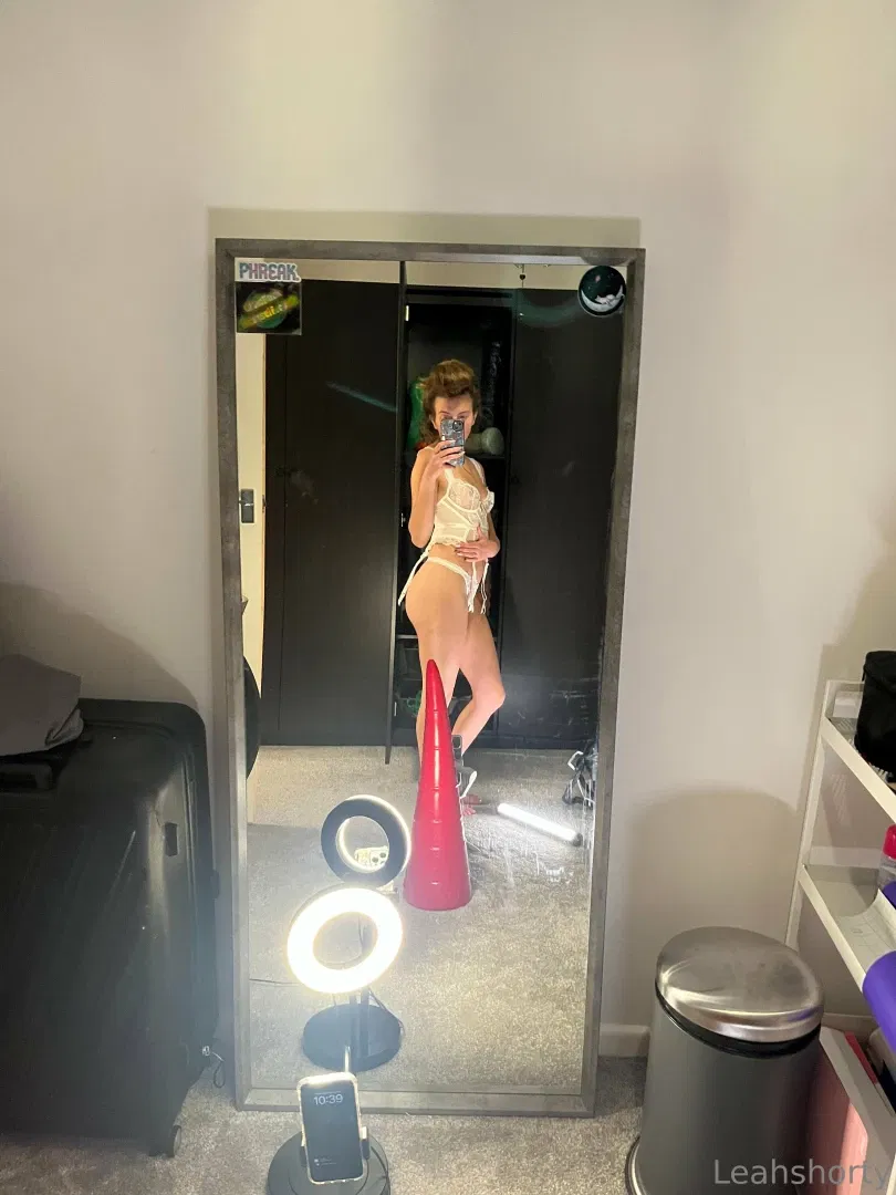 L3AH SH0RT's provocative pose