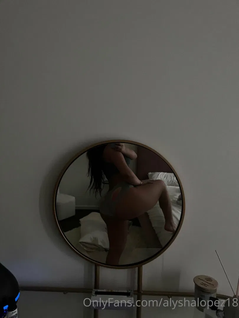 Alyshalopez18 displaying her body