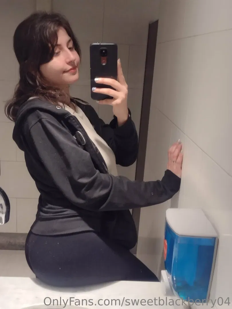 sweetblackberry04's voluptuous figure