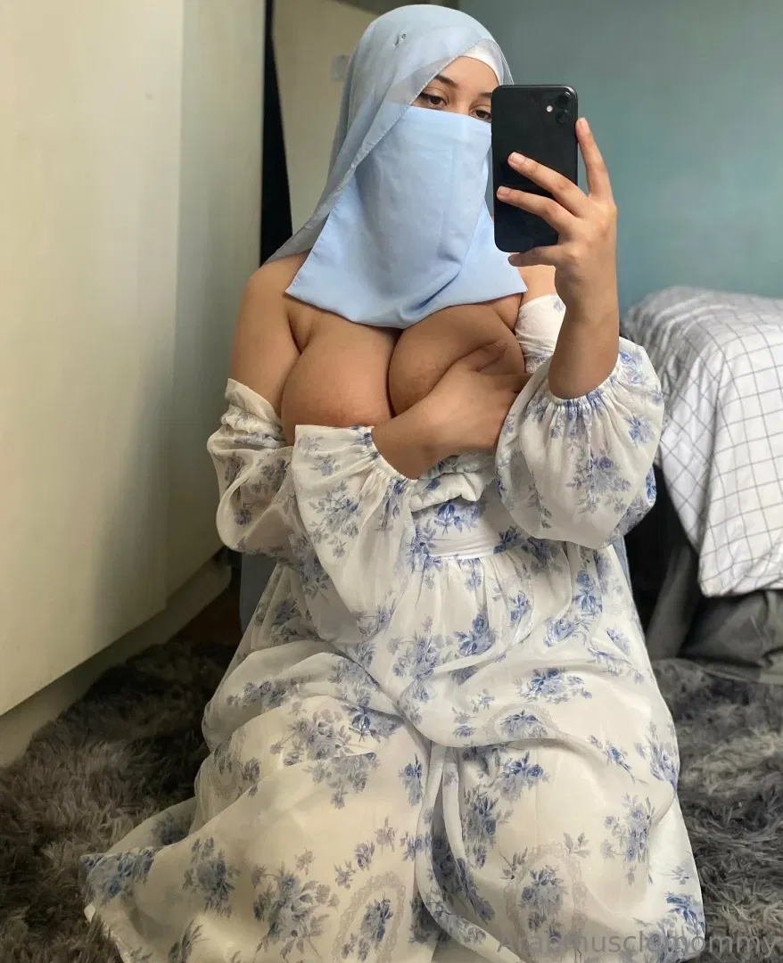 Arabmusclemommy's captivating beauty