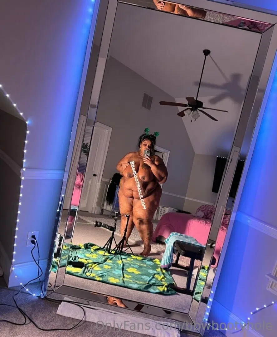 A BBW's anal cavity stretched by a large toy